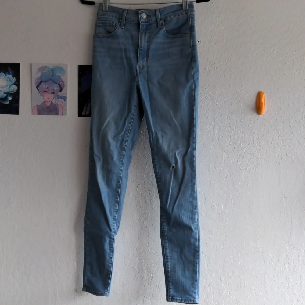 Levi's Mile High Super Skinny Jeans with hole on knee - Picture 1 of 3